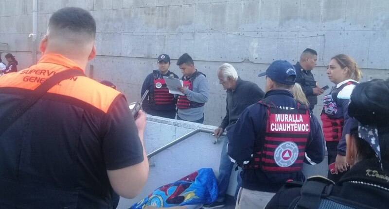 Rescatistas ayudan a personas damnificadas tras sismo en México