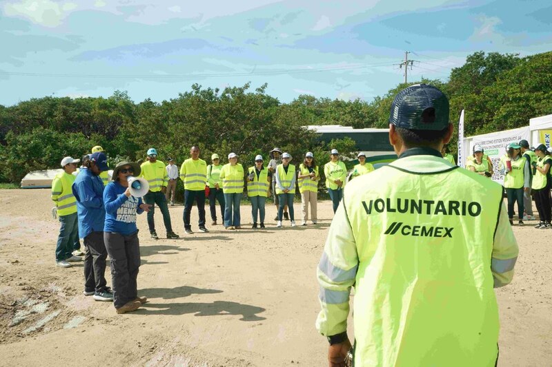 Voluntarios de Cemex participan en jornada de reforestación