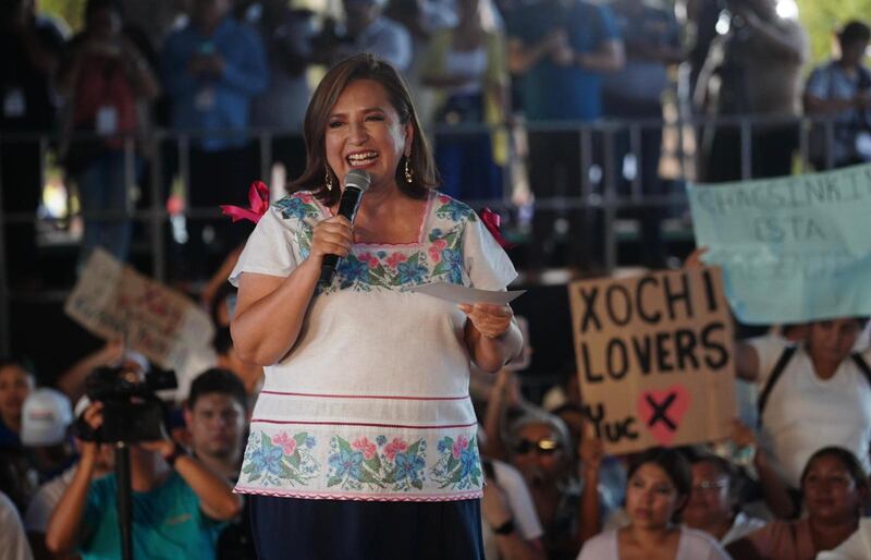 La candidata presidencial Xóchitl Gálvez da un discurso ante sus simpatizantes.