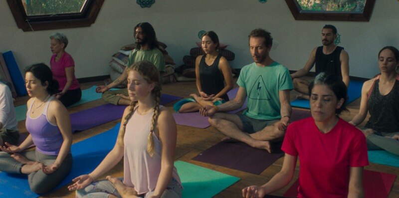 Un grupo de personas practicando yoga en una sala