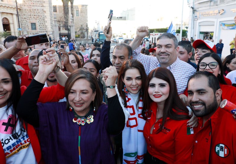 ¡Candidata a la gubernatura de Colima, Indira Vizcaíno, saluda a sus simpatizantes!