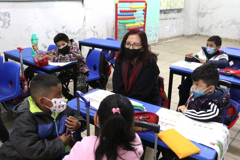 Niños en el aula con su maestra