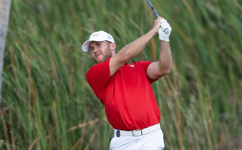 Golfista profesional masculino en acción