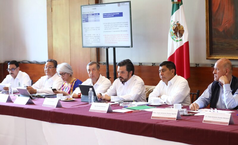 Title: Reunión de trabajo del gobernador Salomón Jara con el director general del IMSS, Zoé Robledo