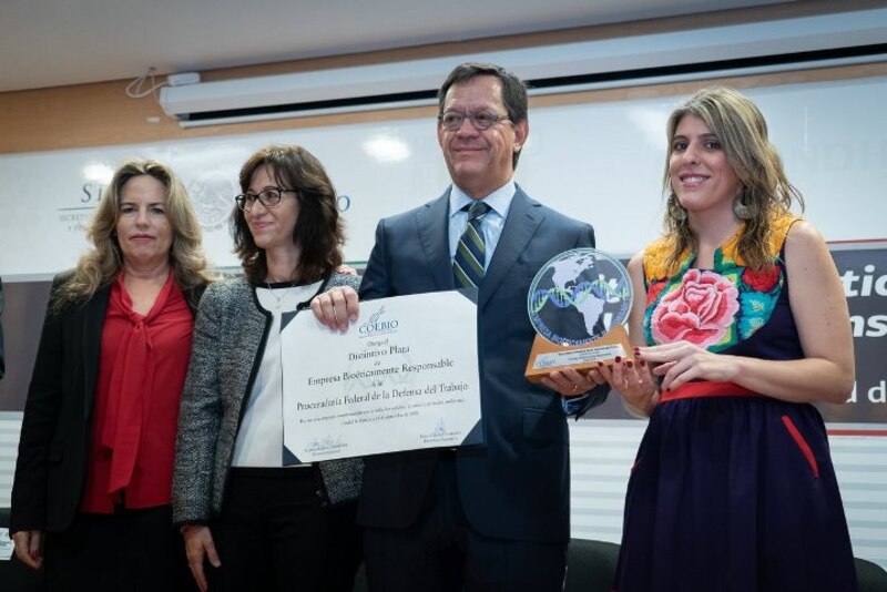 Entrega de distintivo a empresa bioéticamente responsable
