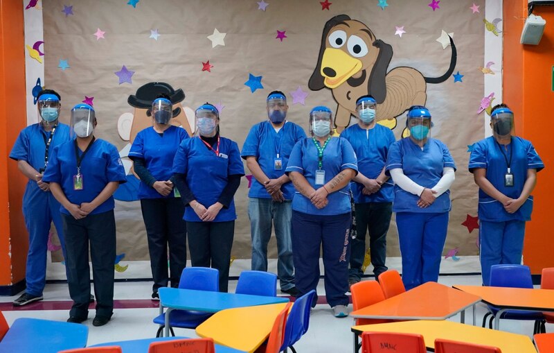 Personal de un colegio posando para una foto