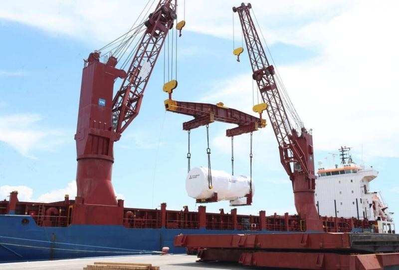 Grúa portuaria cargando un contenedor