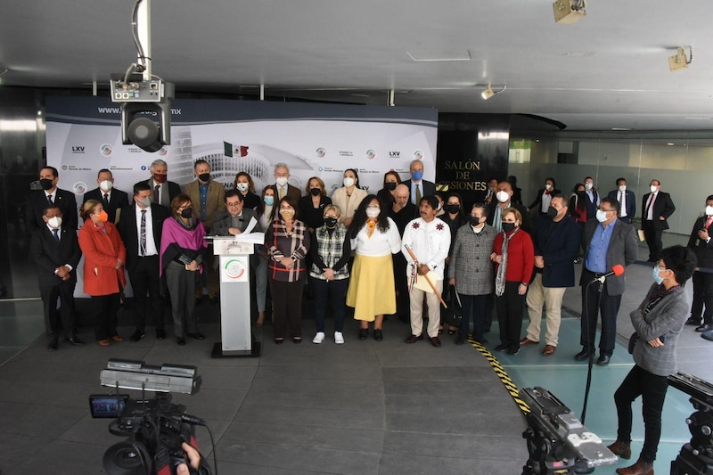 Diputadas y diputados de Morena en conferencia de prensa.