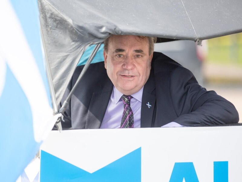 El líder del Partido Nacional Escocés, Alex Salmond, sonríe a la multitud.