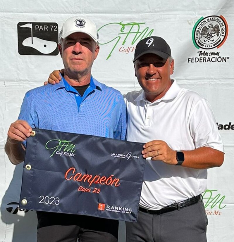 Golfistas profesionales sonríen con su trofeo.