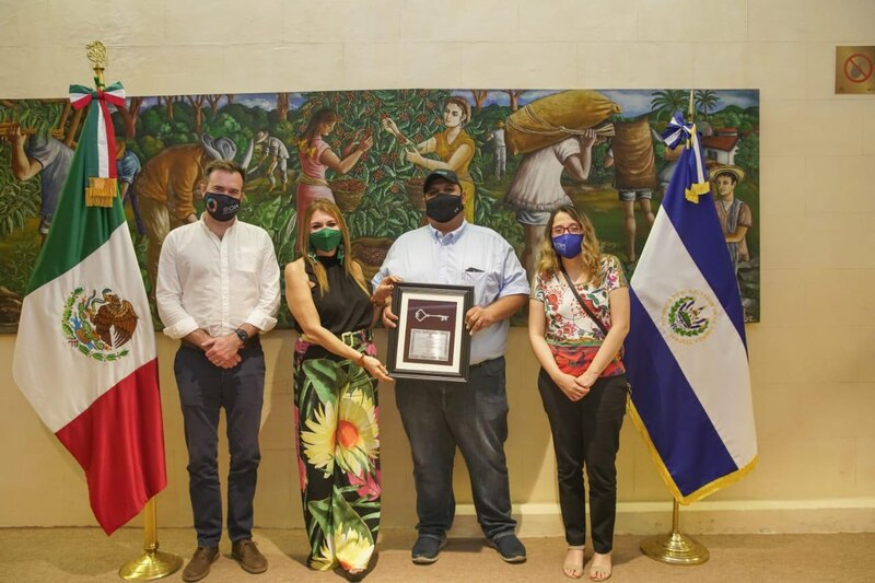 Entrega de reconocimiento a productores de café en Chiapas