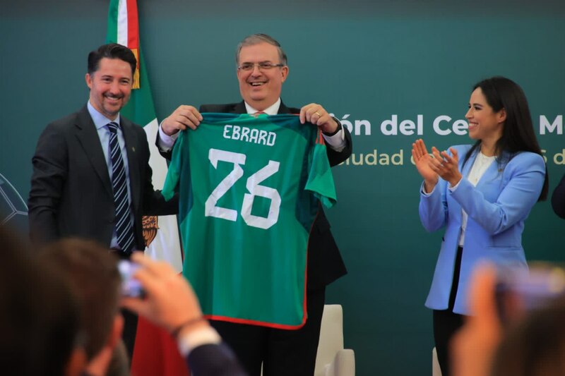 El Canciller Marcelo Ebrard recibe la playera de la Selección Mexicana