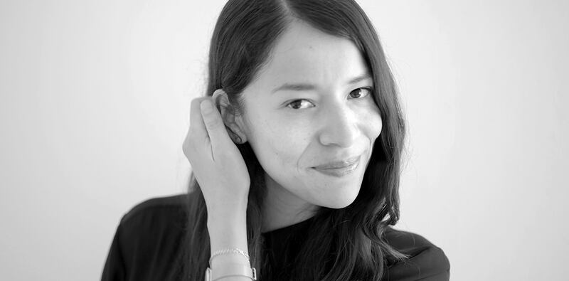 Retrato de una mujer joven en blanco y negro