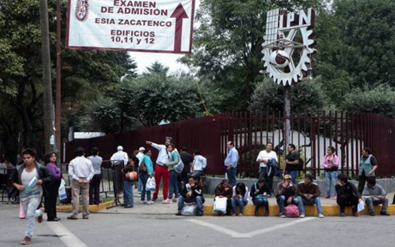 Estudiantes haciendo fila para presentar examen de admisión al IPN