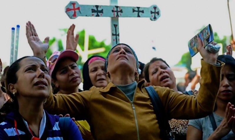 Mujeres rezando