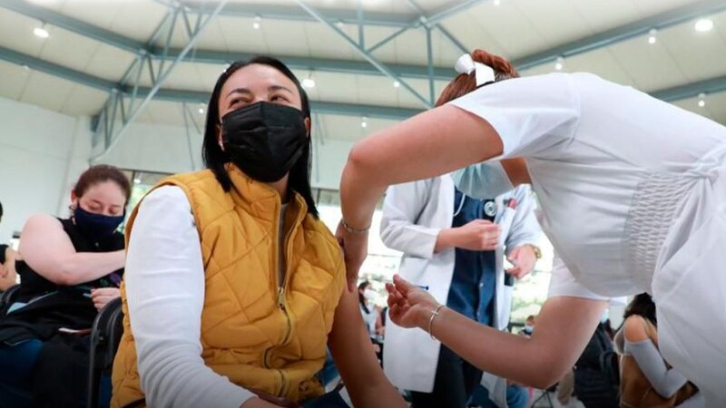 Mujer recibe la vacuna contra el COVID-19