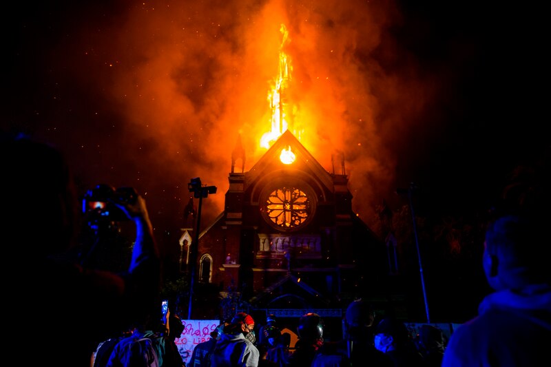 Incendio en una iglesia en Santiago de Chile