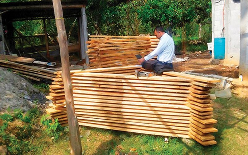 Carpintero trabajando en un proyecto