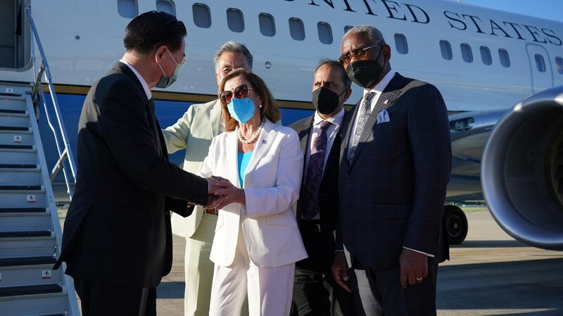 La presidenta de la Cámara de Representantes de Estados Unidos, Nancy Pelosi, saluda al presidente de China, Xi Jinping.
