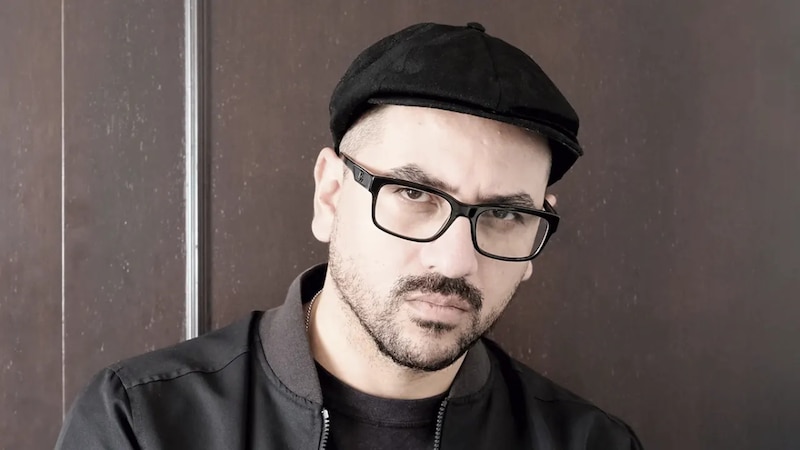 Retrato de un hombre con barba y lentes