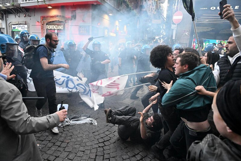 Enfrentamientos entre manifestantes y policías en una protesta en Italia