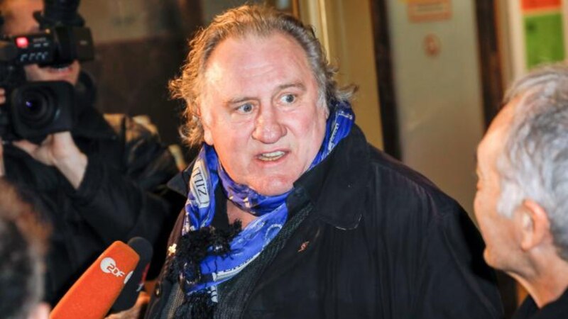 El actor francés Gérard Depardieu es fotografiado en la alfombra roja.