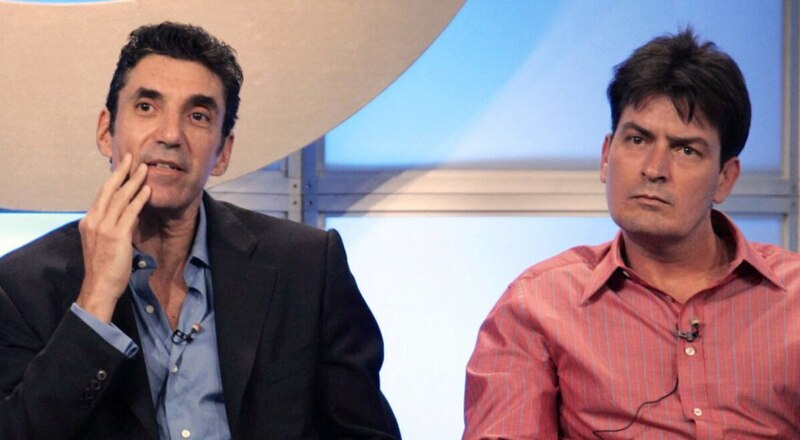 El actor Charlie Sheen y el productor ejecutivo Chuck Lorre en una entrevista para el programa "The View".