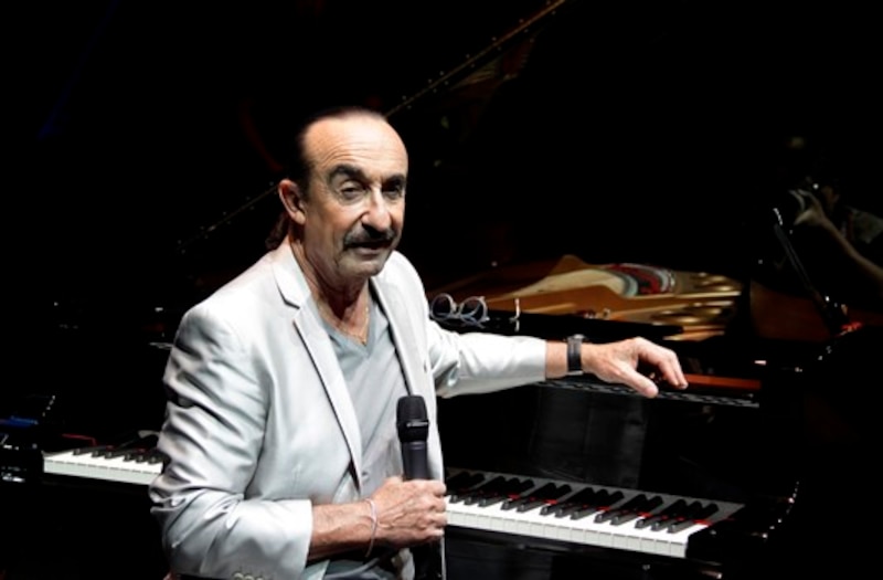 El cantante y pianista español, Camilo Sesto, en concierto.