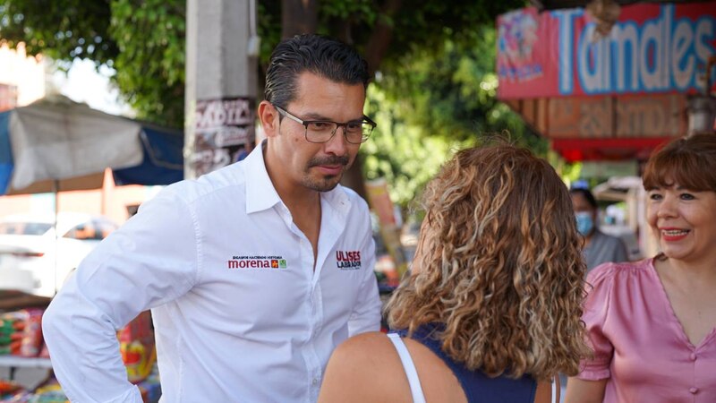 El candidato a la gubernatura de Morena, Ulices Lara, en un mitin en Toluca