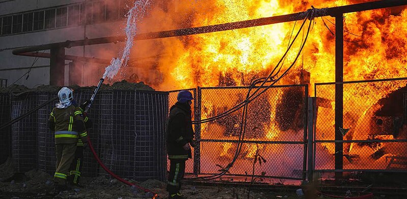 Bomberos extinguen incendio en una fábrica