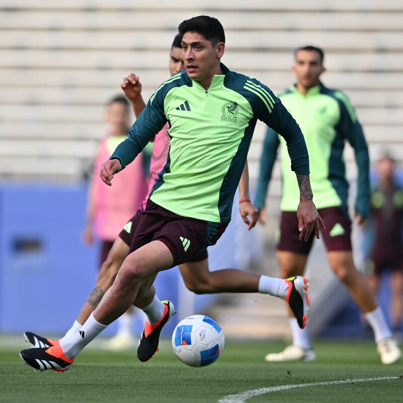 El futbolista mexicano Diego Lainez en acción durante un entrenamiento con la selección nacional.