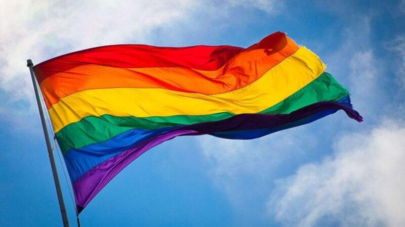 La bandera arcoíris ondea en el viento