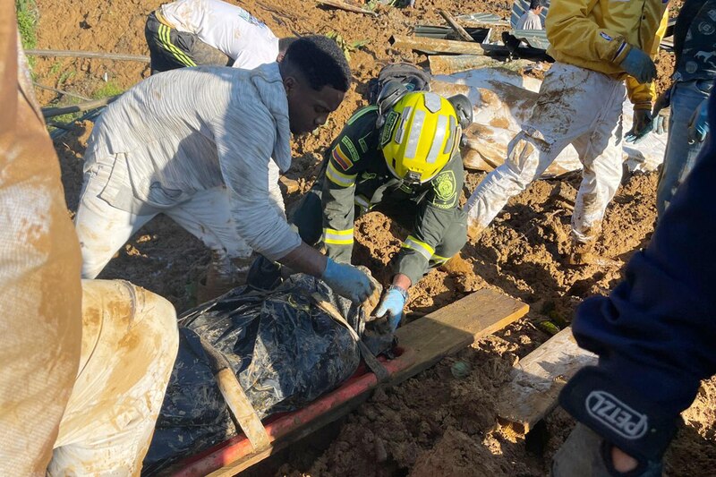 Rescatistas buscan sobrevivientes entre los escombros de un derrumbe