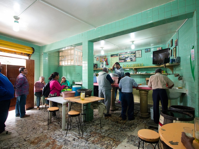 Un bar con azulejos verdes en México