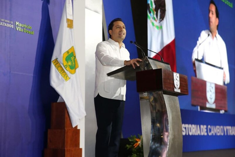 El presidente Danilo Medina pronuncia un discurso durante un acto oficial.