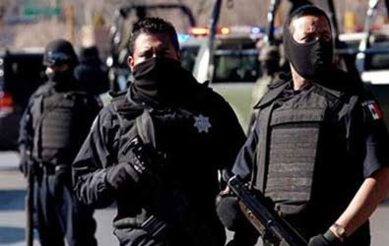 Policías mexicanos fuertemente armados