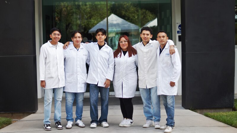 Estudiantes de medicina sonríen para la foto