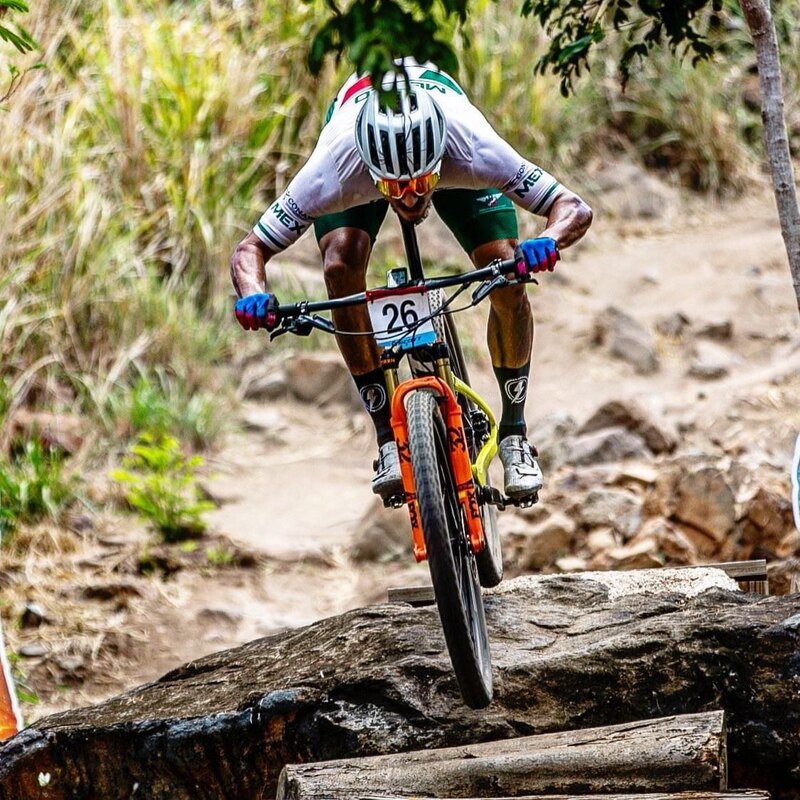 Ciclista de montaña en acción