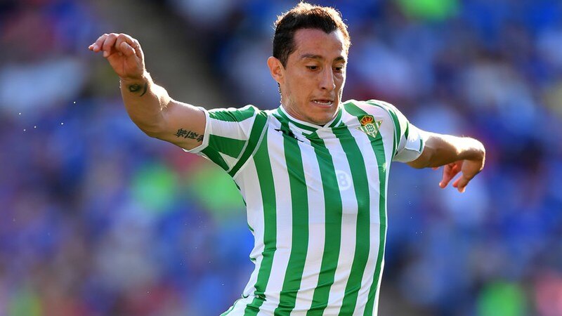 El jugador de fútbol mexicano Andrés Guardado es fotografiado durante un partido de la Liga Española.