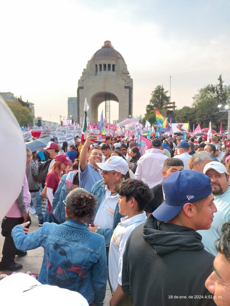 Multitud de personas se reúne en la Ciudad de México para protestar contra el gobierno.