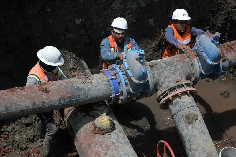 Trabajadores reparando una tubería de agua