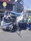 Rescatan a conductor de tráiler que se estrelló en poste de luz en GAM