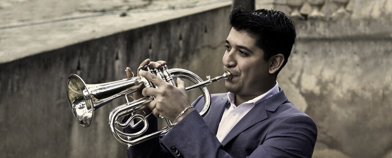Trompetista tocando su instrumento
