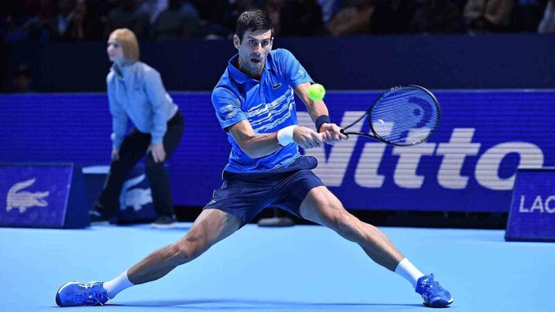 Novak Djokovic en acción durante un partido de tenis.