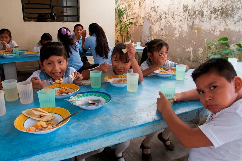 Niños desayunando en una escuela