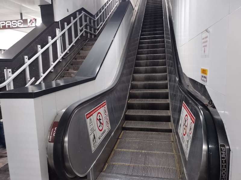 Escalera eléctrica en una estación de metro