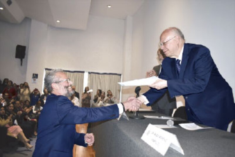 Entrega de premio a un profesor