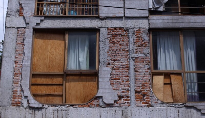 Edificio con daños estructurales
