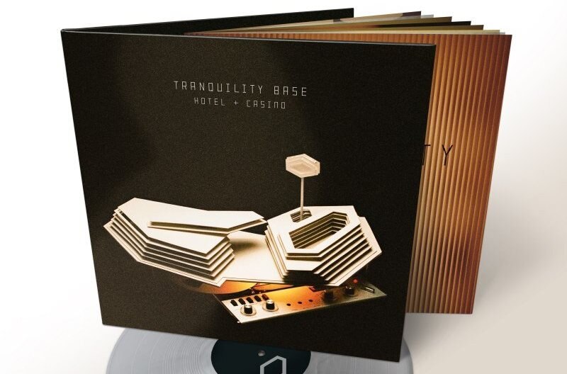 Portada del álbum Tranquility Base Hotel + Casino de Arctic Monkeys