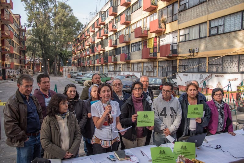 Multifamiliares de Tlalpan. Damnificados  por el sismo del 19 de septiembre durante una reunión a un costado del edificio derrumbado Multifamiliar Tlalpan, para organizar las acciones en diciembre de 2017.